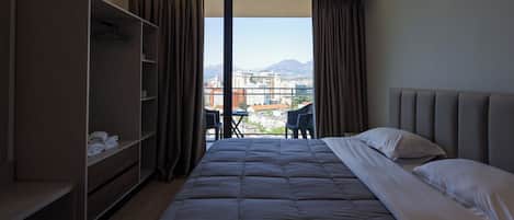Tabla de planchar con plancha, wifi gratis y ropa de cama