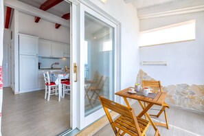 Ein Zimmer mit einer Schiebeglastür, die zu einem Essbereich mit Tisch und Stühlen führt.