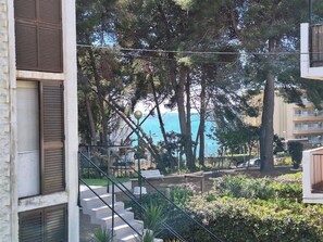 Property grounds - Self-contained apartment with swimming pool 2 steps from the sea (Salou)