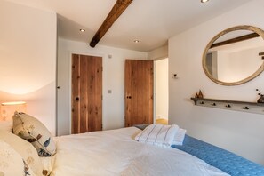 Internet, bed sheets - The Reading Room - sleeps 4 guests  in 2 bedrooms (Atworth)