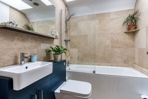 Shower, hair dryer - The Reading Room - sleeps 4 guests  in 2 bedrooms (Atworth)