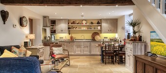 The Reading Room - sleeps 4 guests  in 2 bedrooms