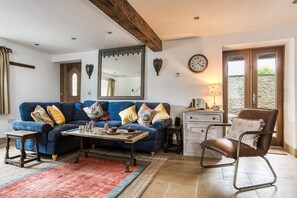 TV - The Reading Room - sleeps 4 guests  in 2 bedrooms (Atworth)
