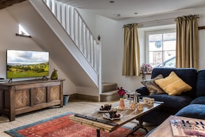 TV - The Reading Room - sleeps 4 guests  in 2 bedrooms (Atworth)