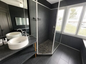 Shower, hair dryer, towels, soap - Villa Hegoa - 5 min from the beach - Heated pool - Between Biarritz and Hossegor (Tarnos)