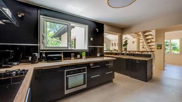 Een koelkast, een microgolfoven, een oven, een kookplaat