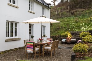 Outdoor dining - Roft Bank Cottage - sleeps 6 guests  in 3 bedrooms (Oswestry)