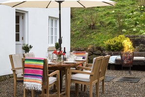 Outdoor dining - Roft Bank Cottage - sleeps 6 guests  in 3 bedrooms (Oswestry)
