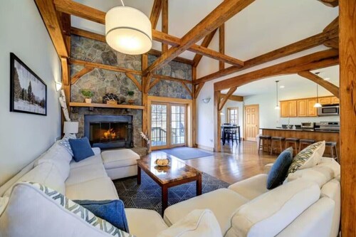 Luxe 6BR Group Retreat | Hot Tub, Fire Pit + Pond