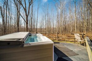 Outdoor spa tub - Luxe 6BR Group Retreat | Hot Tub, Fire Pit + Pond (Liberty)