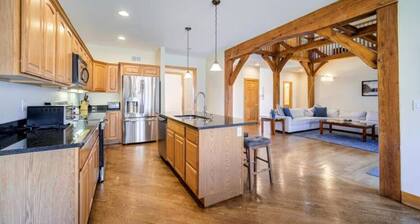Luxe 6BR Group Retreat | Hot Tub, Fire Pit + Pond