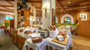Breakfast buffet - Natur & Alpinhotel Post (Vent)