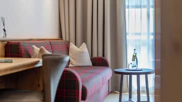 Quarto casal luxo, sacada, vista para a montanha | Roupas de cama premium, cofres nos quartos, quartos à prova de som