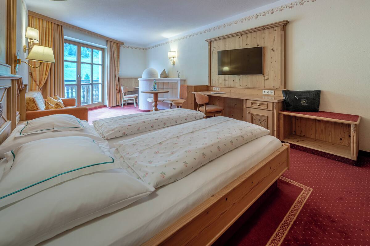 Suite superior, balcón, vista a la montaña | Ropa de cama de alta calidad y caja de seguridad en la habitación 