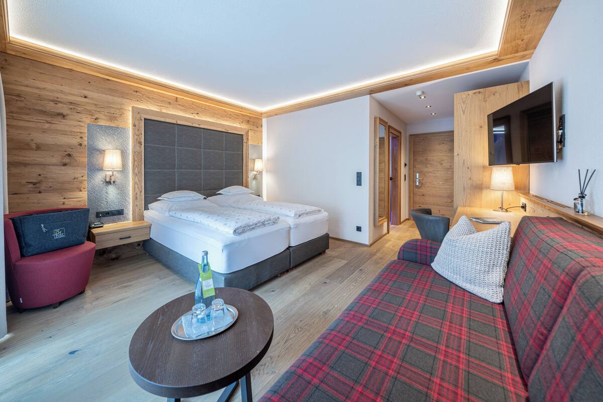 Habitación doble Deluxe, balcón, vista a la montaña | Ropa de cama de alta calidad y caja de seguridad en la habitación 