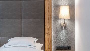 Habitación doble Confort | Ropa de cama de alta calidad y caja de seguridad en la habitación