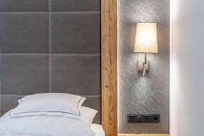 Ropa de cama de alta calidad y caja de seguridad en la habitación 