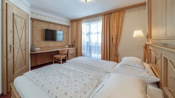 Suíte conforto, sacada, vista para a montanha | Roupas de cama premium, cofres nos quartos, quartos à prova de som