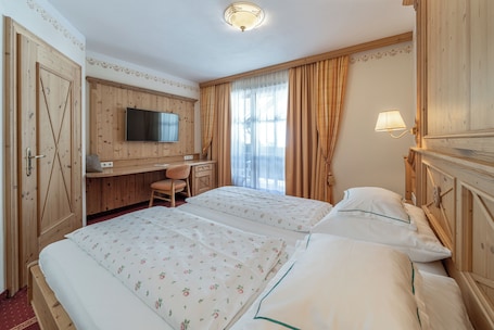 Comfort Suite, Balcony, Mountain View | Premium bedding, in-room safe, soundproofing, free WiFi. Natur & Alpinhotel Post