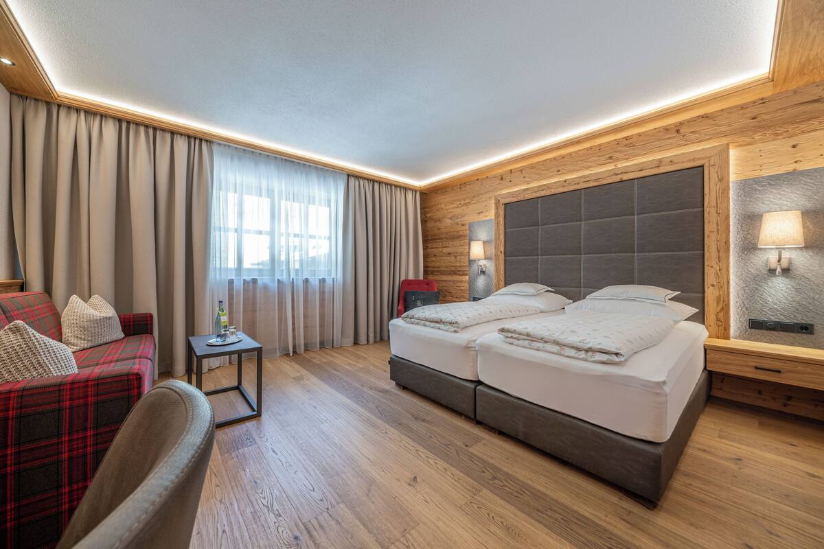 Habitación doble Confort | Ropa de cama de alta calidad y caja de seguridad en la habitación 