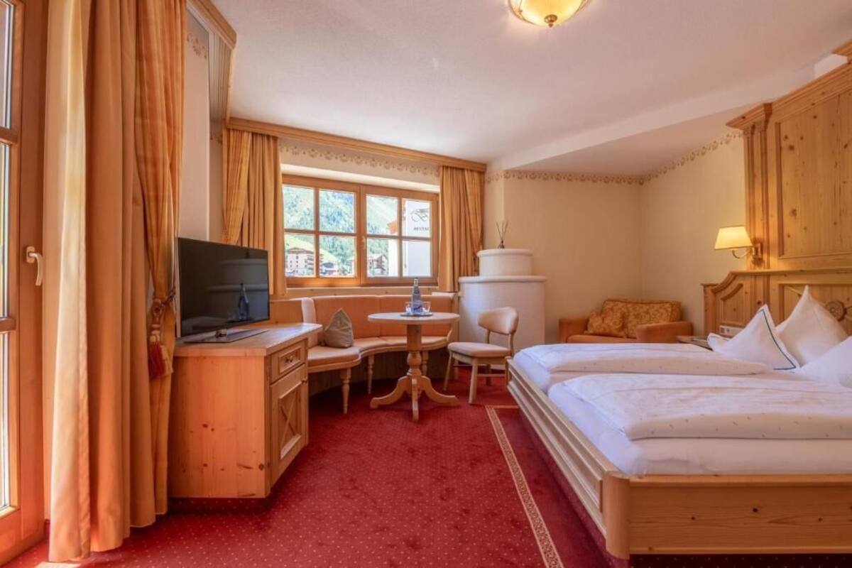 Classic Double Room, Balcony, Mountain View