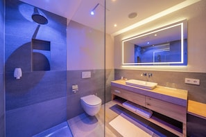 Deluxe Double Room, Balcony, Mountain View | Bathroom