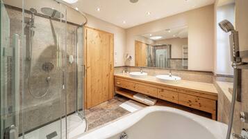 Suite Confort, balcón, vista a la montaña | Baño