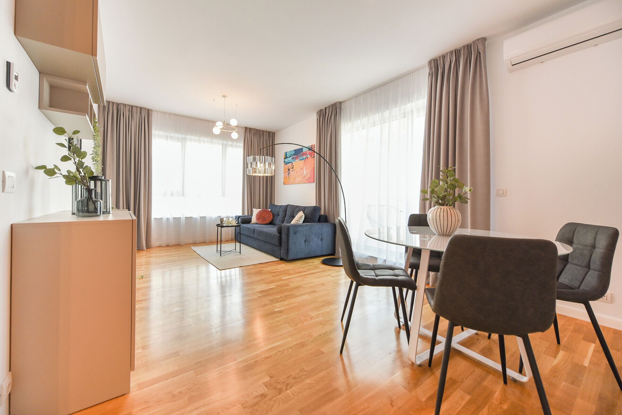 Comfort-Apartment, 1 Schlafzimmer, Nichtraucher | Wohnbereich | 126-cm-Smart-TV mit Digitalempfang