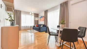 Comfort-Apartment, 1 Schlafzimmer, Nichtraucher | Wohnbereich | 126-cm-Smart-TV mit Digitalempfang