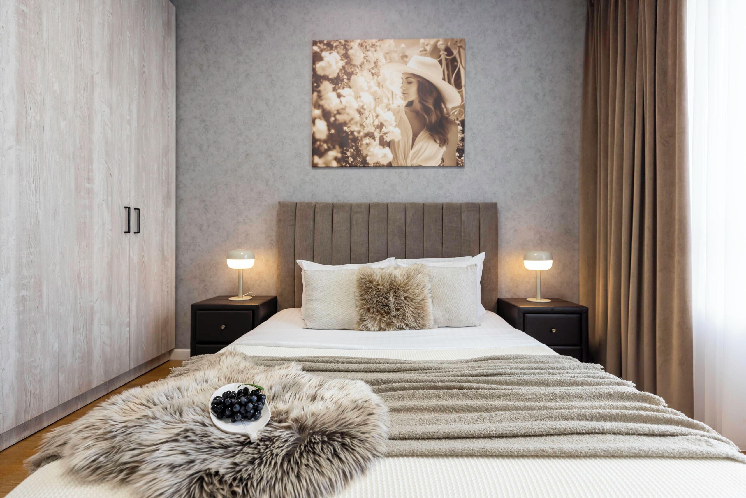 Cortinas blackout, tabla de planchar con plancha y wifi gratis 