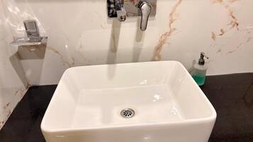 Luxury Double Room, Smoking, Housekeeping | Bathroom