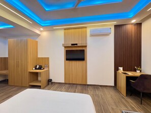 Luxury Double Room, Smoking, Housekeeping | Desk, laptop workspace, iron/ironing board, free WiFi
