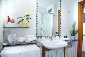 Hair dryer, bidet, towels, soap - Petito House - Cozy apartment surrounded by greenery. (Giugliano in Campania)
