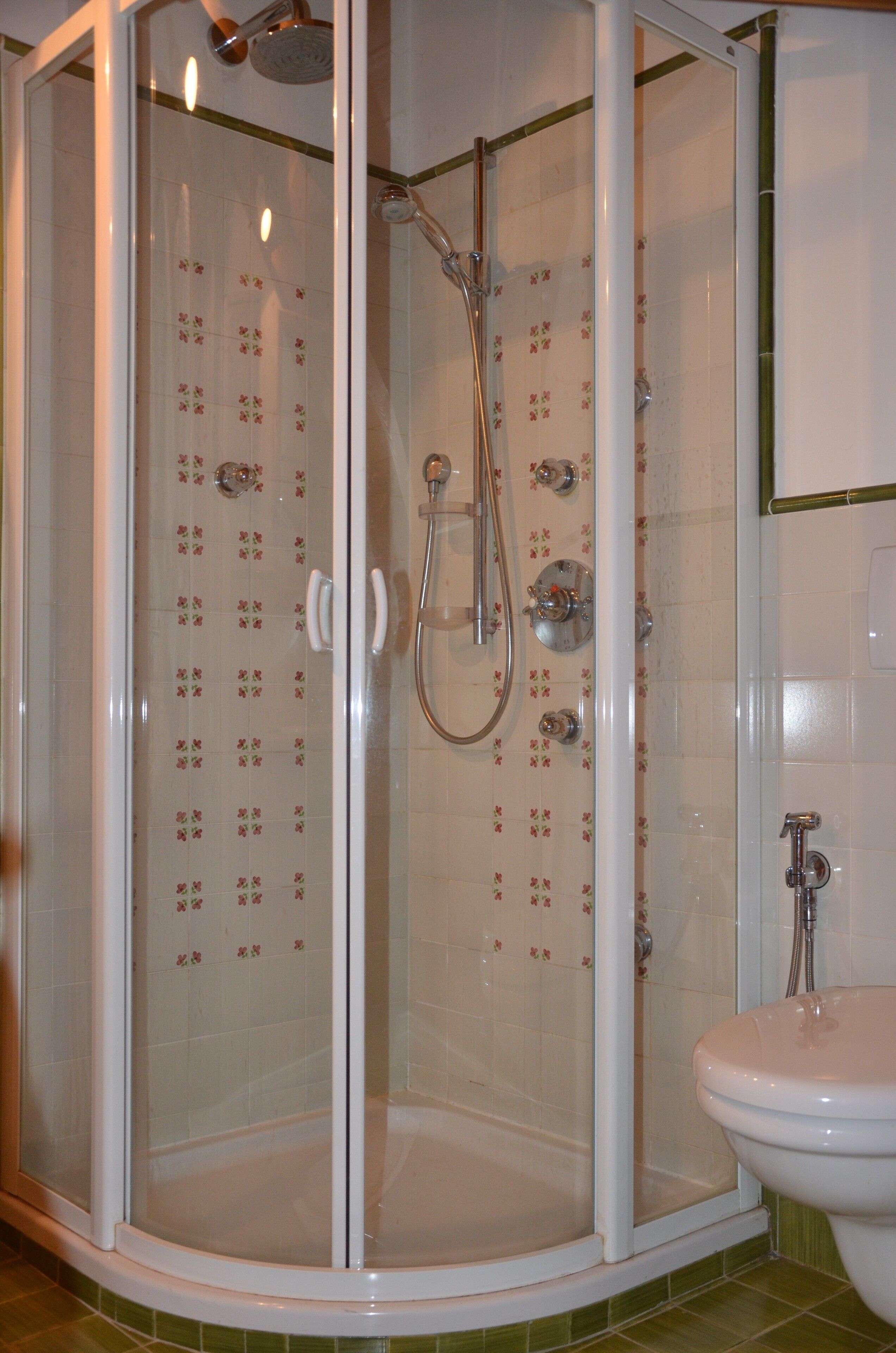 Douche, sèche-cheveux, serviettes fournies