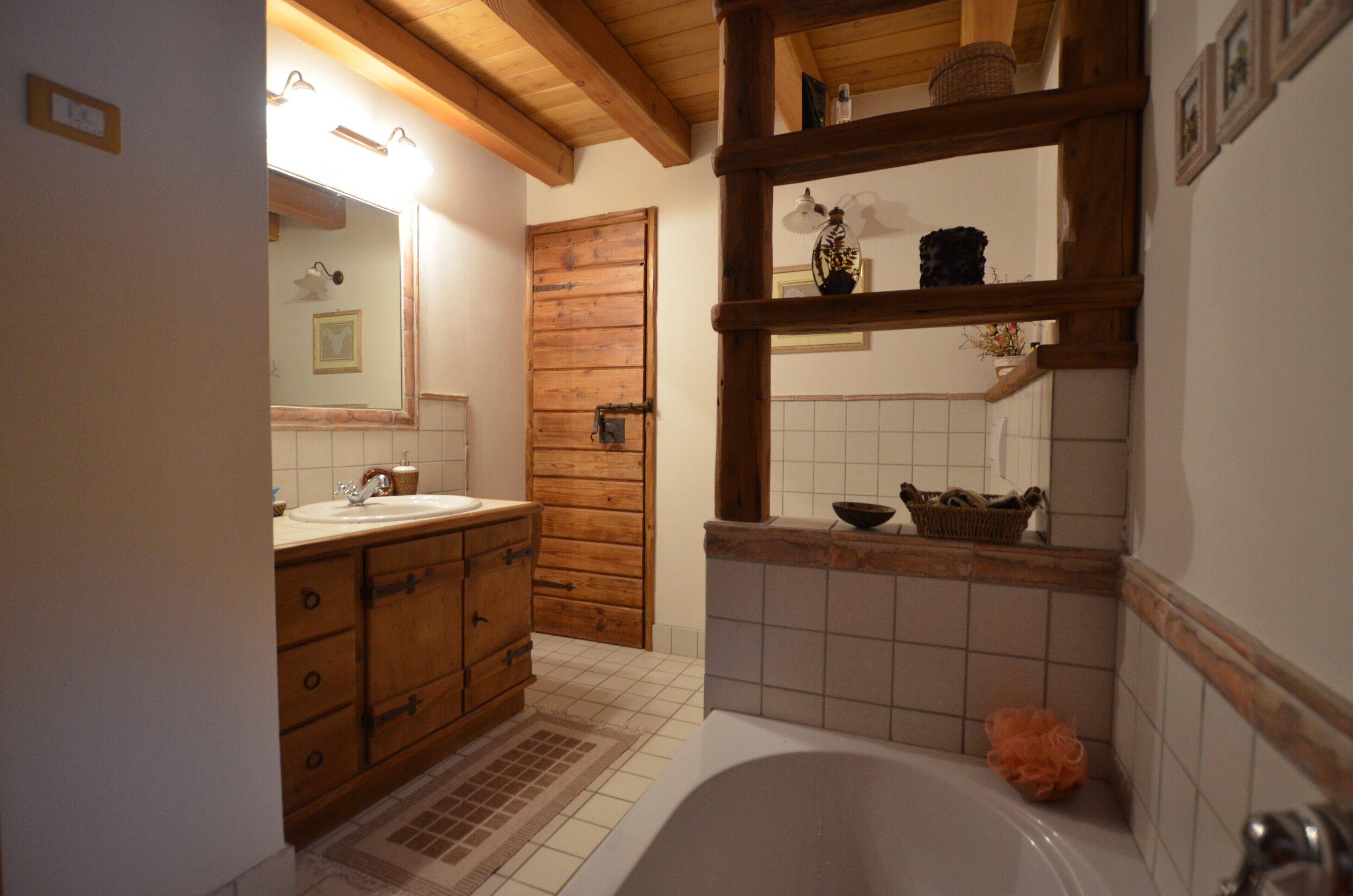 Douche, sèche-cheveux, serviettes fournies