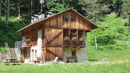 Exterior. Room 'Camera Polinar' with Mountain View and Shared Garden