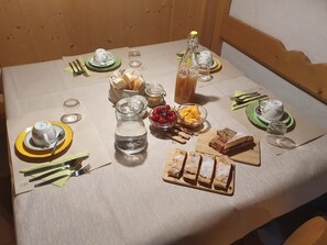Dining - Room 'Camera Polinar' with Mountain View and Shared Garden (Rabbi)