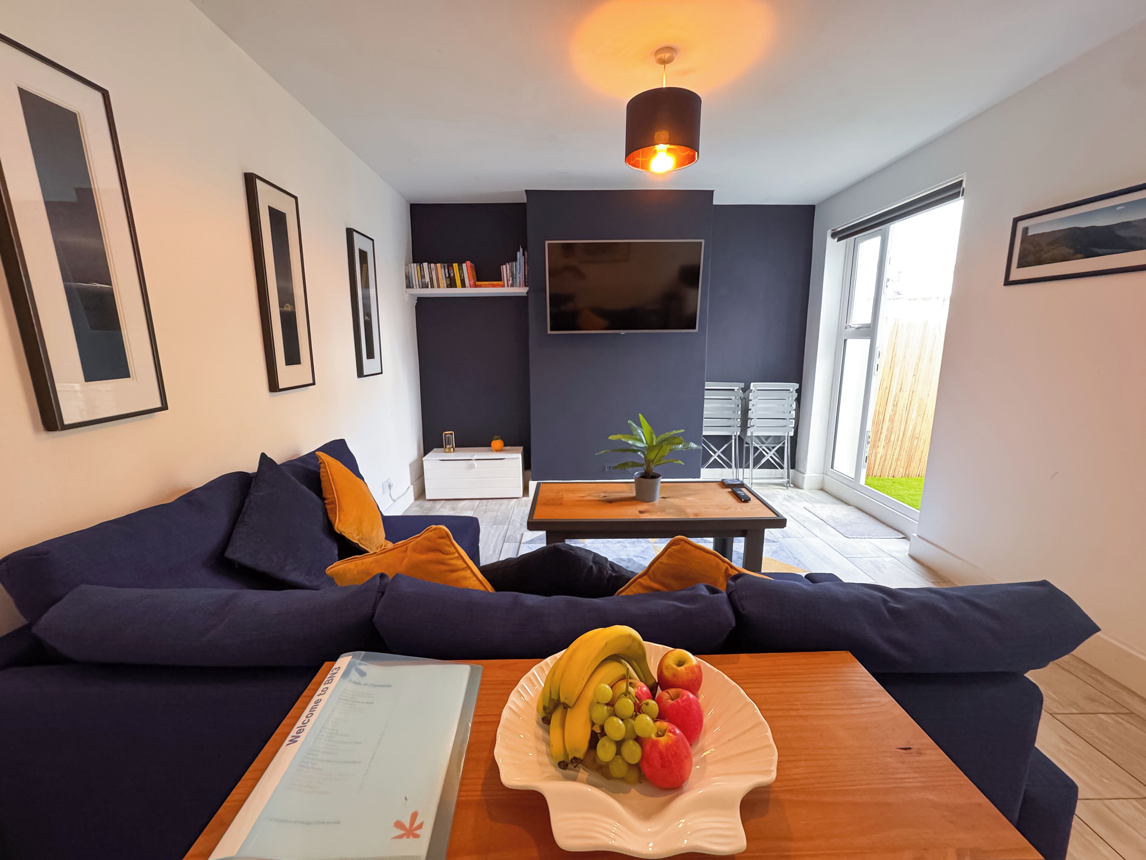 Een smart-tv en boeken