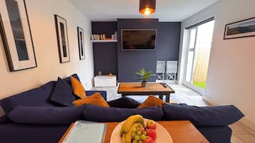 Een smart-tv en boeken