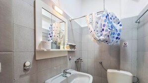 Ein Badezimmer mit Waschbecken, Toilette und Dusche.