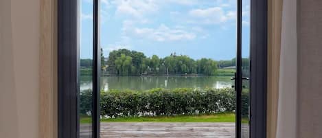 Corner Panoramic Lake View King Room | Lake view
