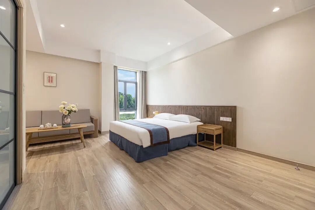 Comfort Double Room, Lake View | Laptop workspace, blackout drapes, soundproofing, free WiFi