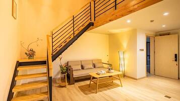 Comfort Suite, Courtyard View | Down duvets, laptop workspace, blackout curtains, soundproofing