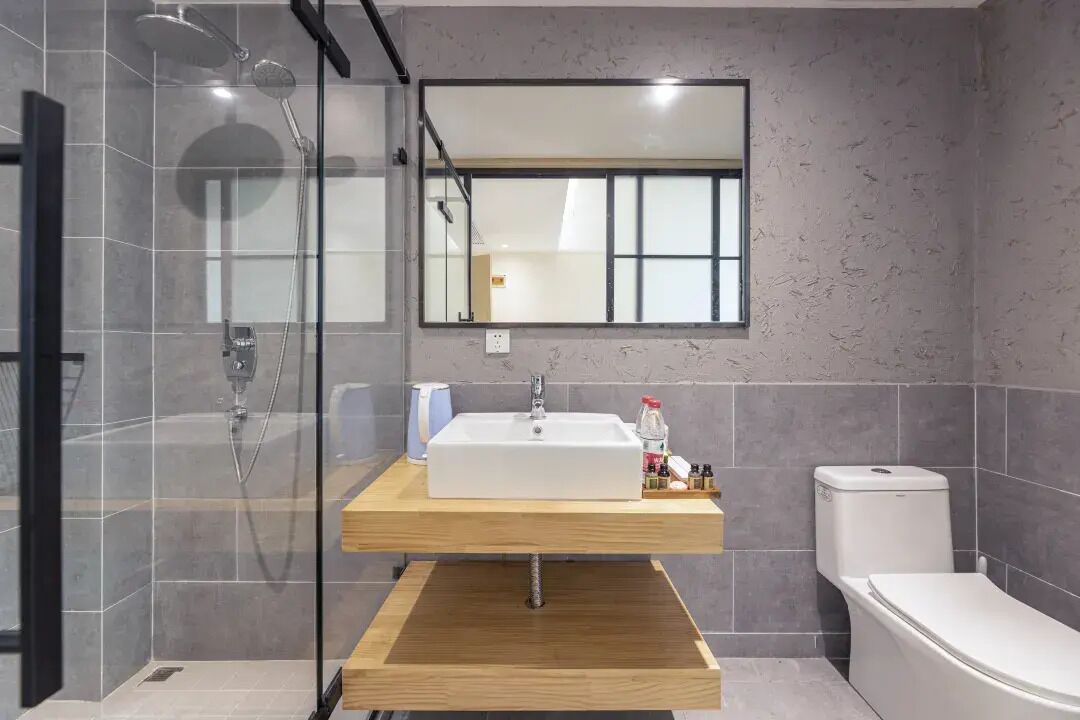 Comfort Double Room, Lake View | Bathroom | Rainfall showerhead, free toiletries, hair dryer, slippers
