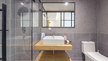 Comfort Double Room, Lake View | Bathroom | Rainfall showerhead, free toiletries, hair dryer, slippers
