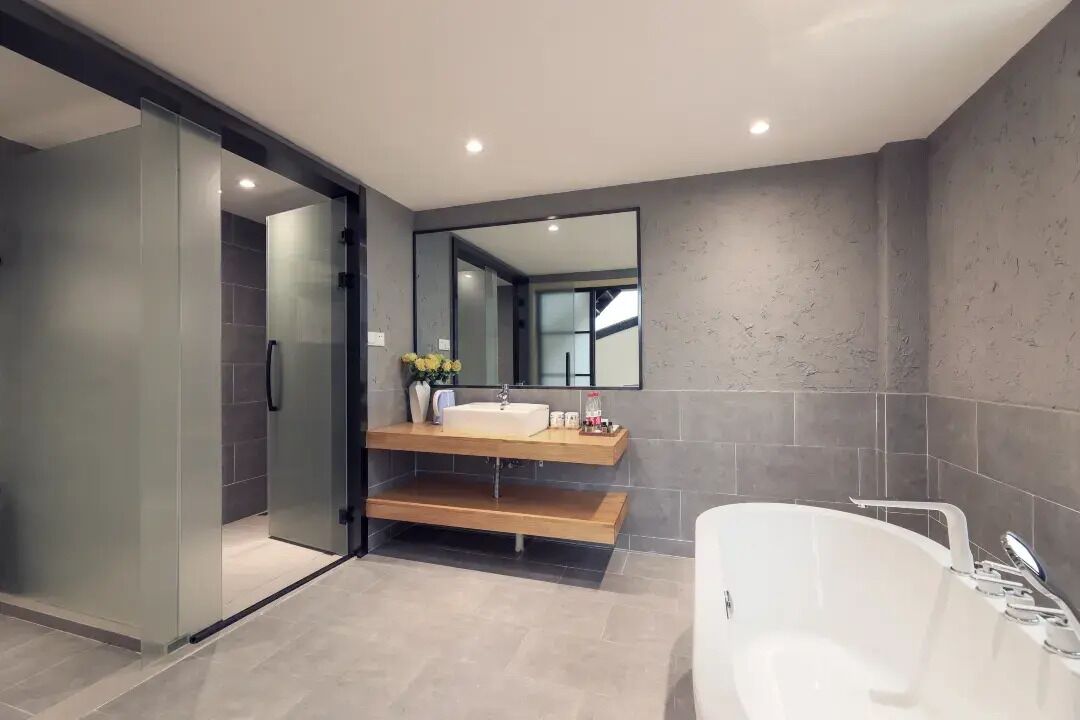 Comfort Suite, Lake View | Bathroom | Free toiletries, hair dryer, slippers, towels