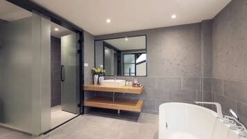 Comfort Suite, Lake View | Bathroom | Free toiletries, hair dryer, slippers, towels
