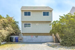 Unclassified image, 3 of 25, button - Marble Winds with a large, oceanfront sundeck with impressive views and built-in (Surf City)