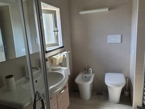 Bathroom - Vrbo Property (Torre del Greco)