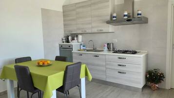 Fridge, oven, stovetop, coffee/tea maker